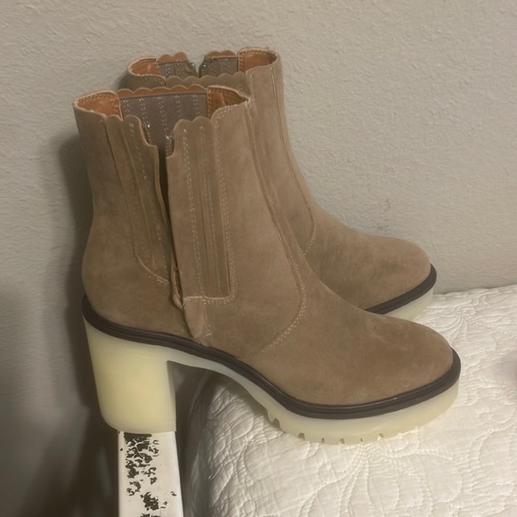 oasis society Shoes - Woman’s tan suede booties w bubblegum soul. Oasis society